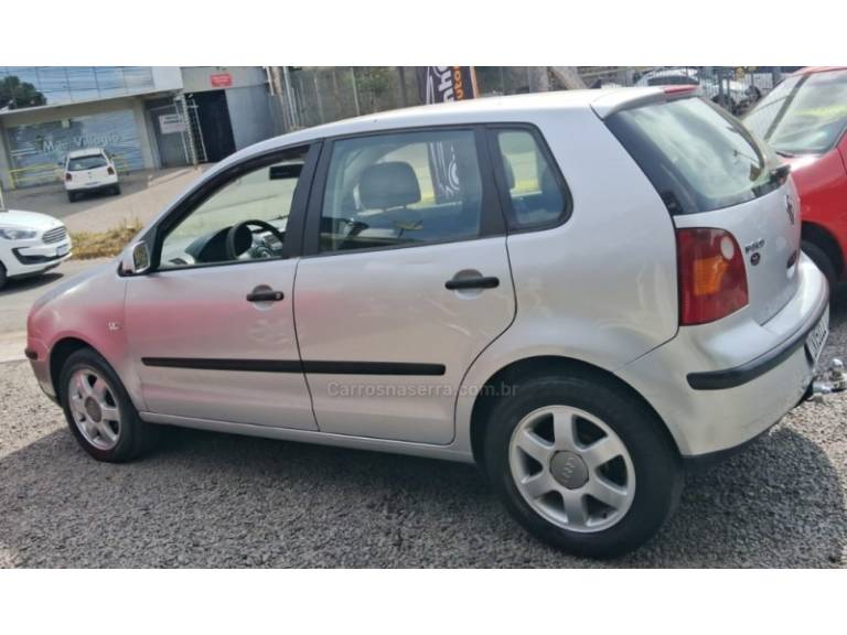 VOLKSWAGEN - POLO - 2002/2003 - Prata - R$ 17.900,00